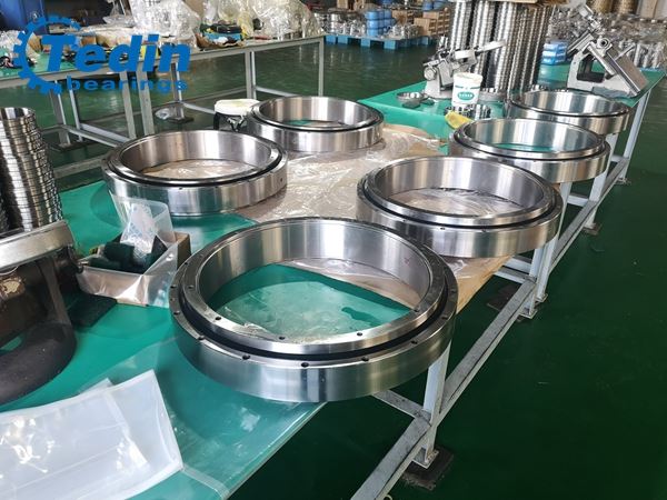 Rulmenți de rotire preîncărcați utilizați pentru echipamente de procesare laser.